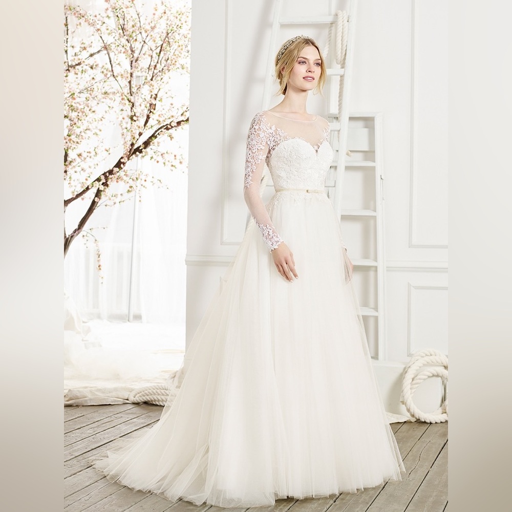 Stunning Ball Gown with a Modern Twist - Cherish Wedding Dress - Size 6 - Ivory